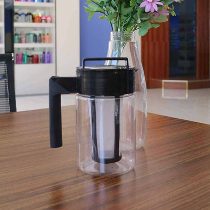 Glass cold brew coffee maker with airtight lid and silicone handle